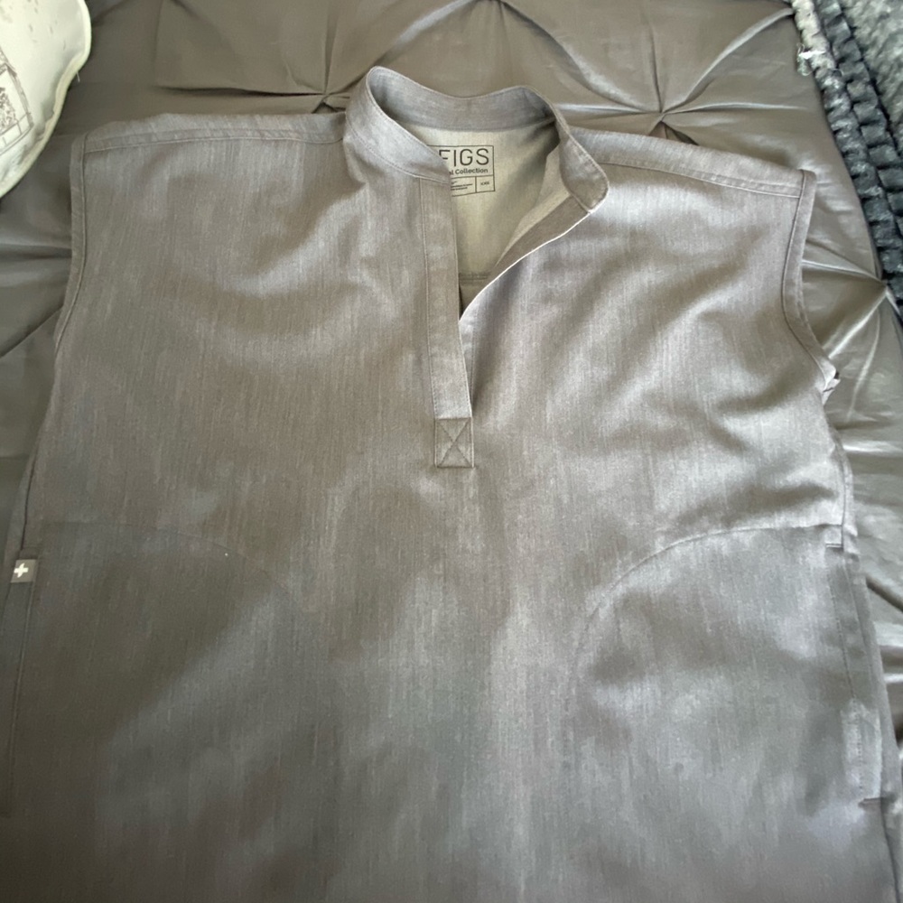 Figs scrub top
